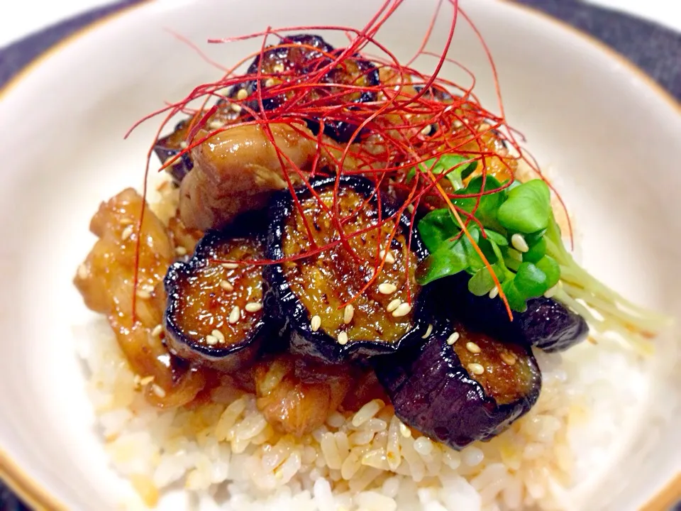 鶏のせせり肉と茄子の照り焼き丼〜d(ﾟ∀ﾟ｡)ﾃﾞｽ!!|みほままこさん