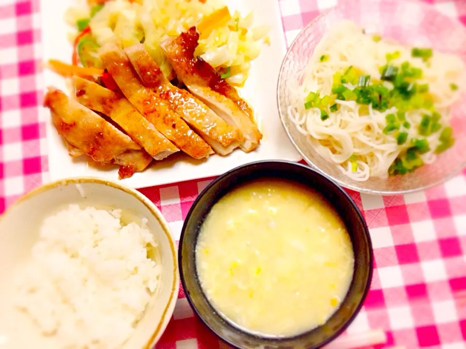 Snapdishの料理写真:ガリバタチキン、ネギと卵の味噌汁、ぶっかけそうめん|ちるのさん