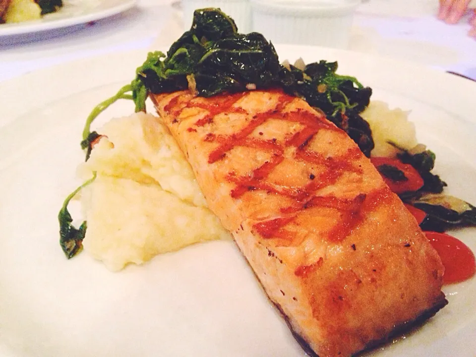 Salmon, mashed potatoes, sautéed spinach|Elinaさん