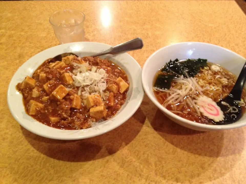 Snapdishの料理写真:麻婆豆腐丼＆半ラーメン|おっちさん