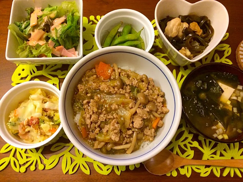 中華丼 昆布と鶏肉の煮物 ポテサラグラタン ワカメと豆腐のお味噌汁 枝豆|haseseさん