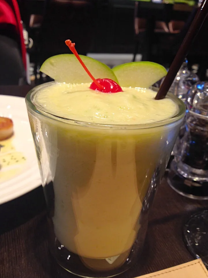 Snapdishの料理写真:apple, lychee and something something something smoothie|Cloudy Gさん