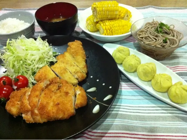 チキンカツ・さつまいも茶巾・ミニ冷やし蕎麦・とうもろこし・舞茸の味噌汁|まーままさん