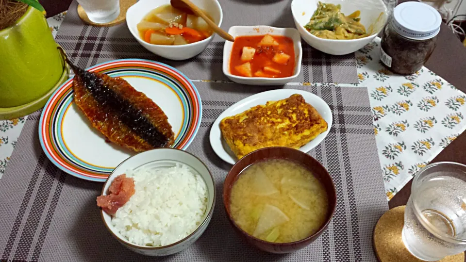 秋刀魚の蒲焼き、昆布の出汁をたっぷりきかせたお味噌汁、しじみの佃煮入りだし巻き玉子、冷蔵庫の中の残り物～♪|三宅章人  Akihito Miyakeさん