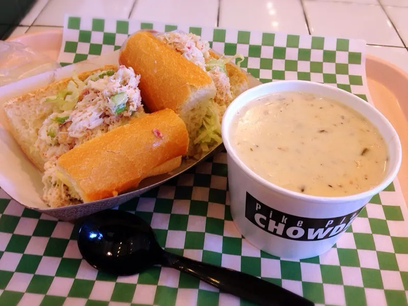 Crab Roll Sandwich and New England Clam Chowder|chan mitsuさん