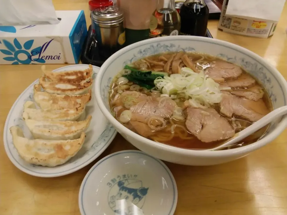 ぎょうざの満州のチャーシュー麺と餃子セット、820円。|東京ライオンズさん