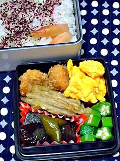 お弁当（ゆかりかけご飯、茗荷の甘酢漬け、なすとピーマンの煮浸し、鶏の竜田揚げ、きんぴらごぼうのかき揚げ、炒り卵、オクラ）|すーさん