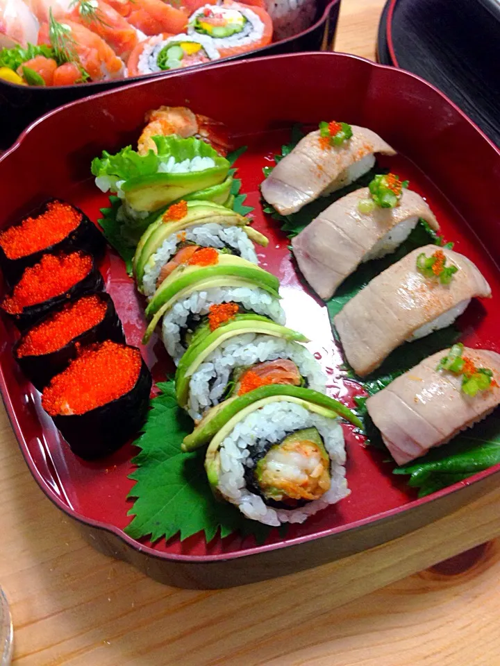 Dynamite roll, braised fatty tuna and tobiko sushi platter|Kumigarさん