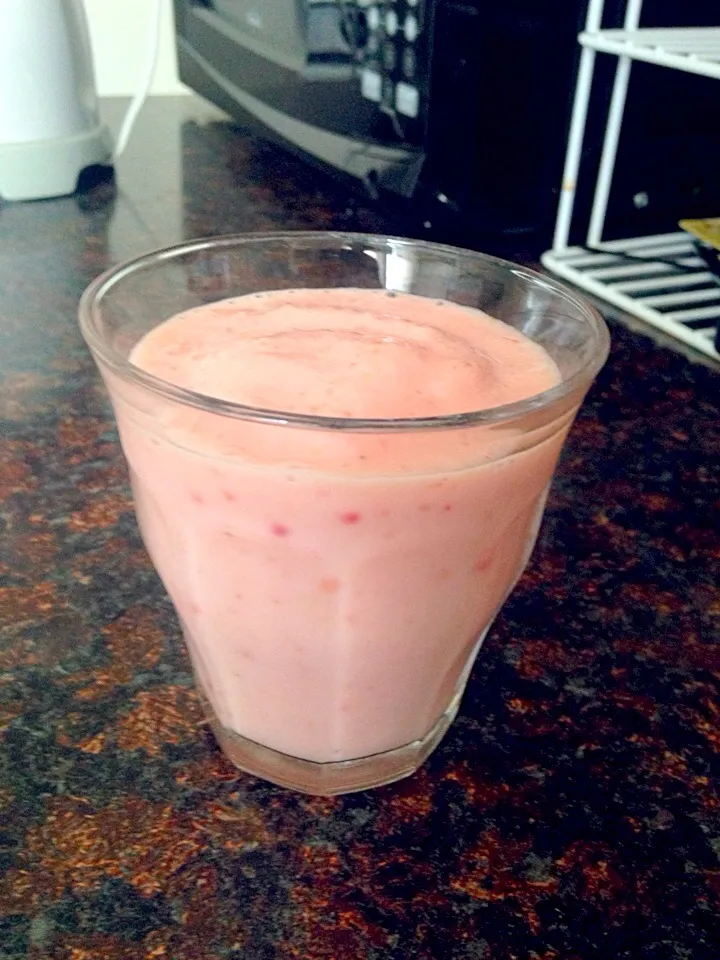 Fresh strawberry and peach smoothie. Added ice cubes and milk with very little sugar .|Brittany Fosterさん