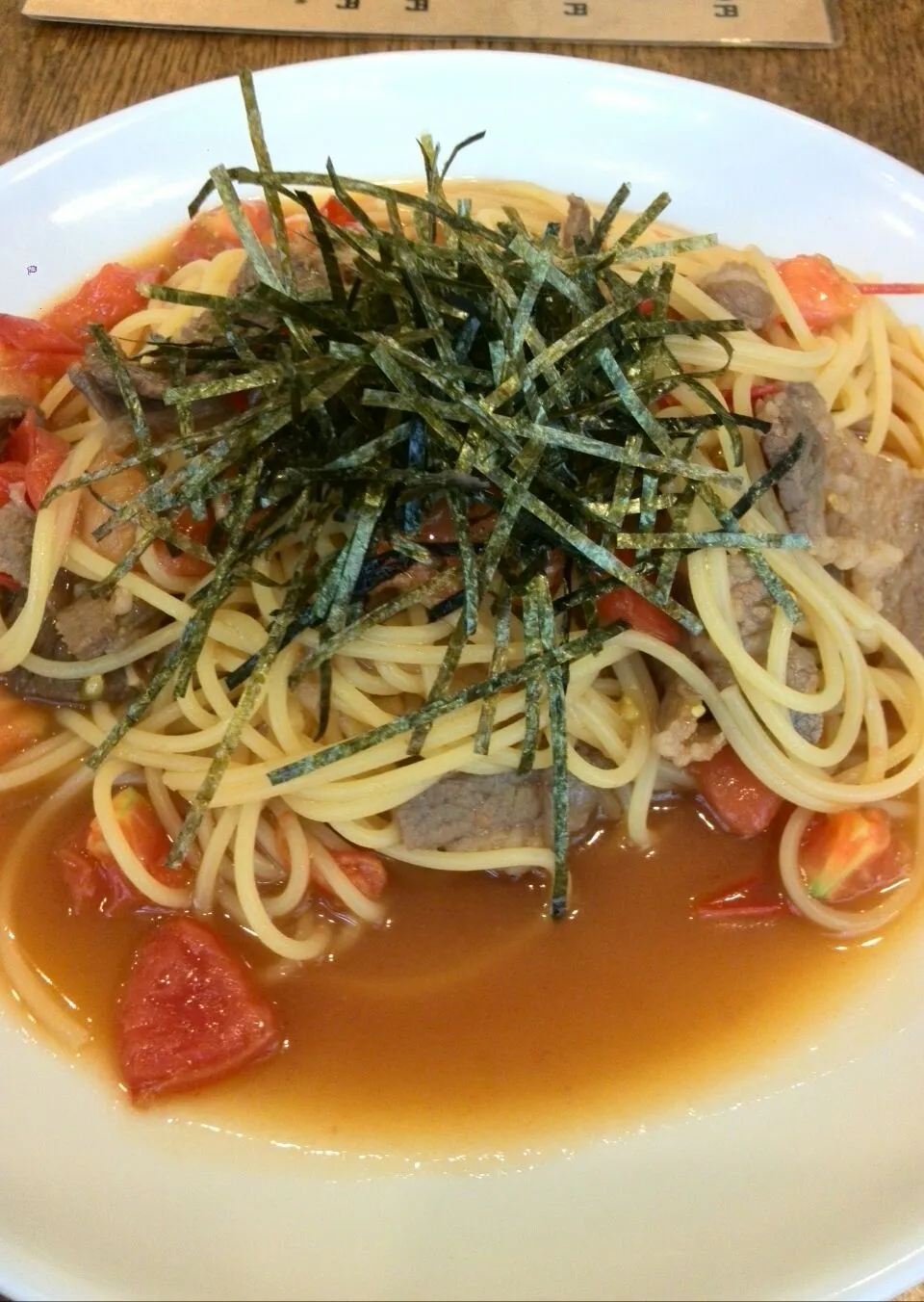 牛カルビとトマトの焼肉ソースパスタ|でんこさん