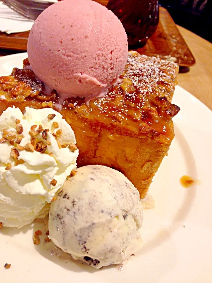 Sticky nut toast with cookies and cream and strawberry ice cream|PhUnGさん