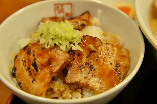 Snapdishの料理写真:喜多方ラーメンの焼き豚ごはん♪|深夜特急fさん