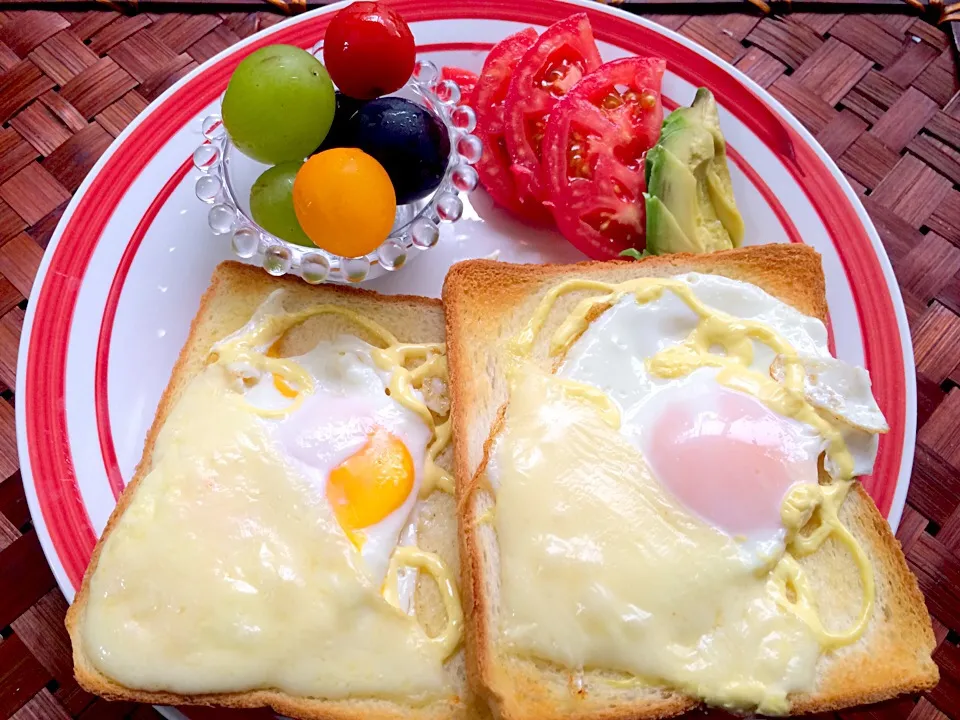 Snapdishの料理写真:Fried egg toast🌸目玉焼きトースト|🌈Ami🍻さん