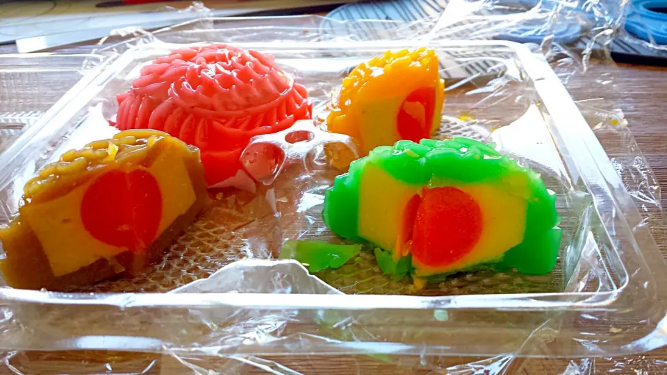 Snapdishの料理写真:Jelly moon cakes from friend's mom - all jelly including yolk and filling. work of art and taste very nice!  赞赞赞!!|Szee Lynn Chewさん