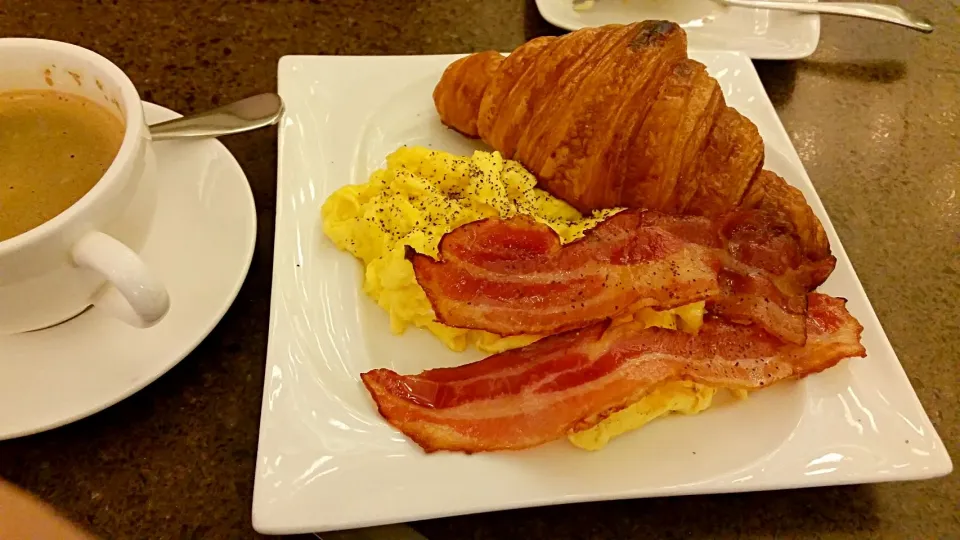 mayson kayser paris. scrambled eggs bacon croissant.|Lauraさん