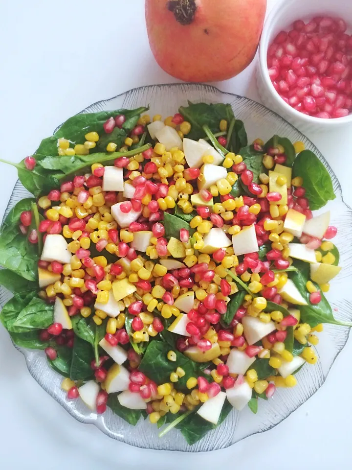 Baby spinach salad with roasted corn, pomegranate and pear|12Dragonさん