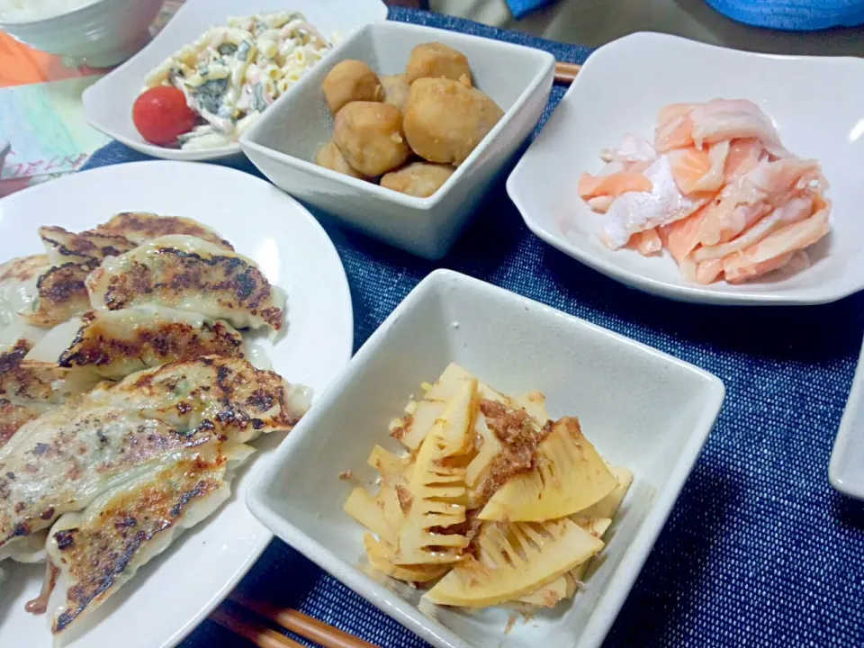 Snapdishの料理写真:焼き餃子、マカロニサラダ、里芋の煮っ転がし、筍の土佐煮|うえはらありささん