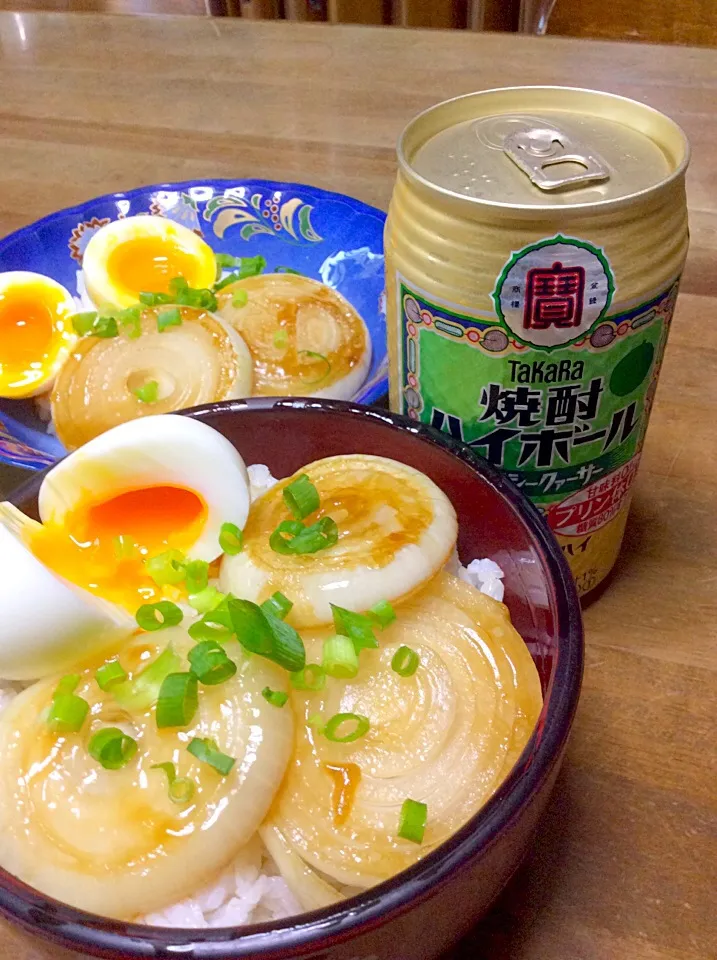 Snapdishの料理写真:ランチにプチ丼♫新玉ねぎ・温玉のっけ丼♫(^_^)v|Norio Fukudaさん