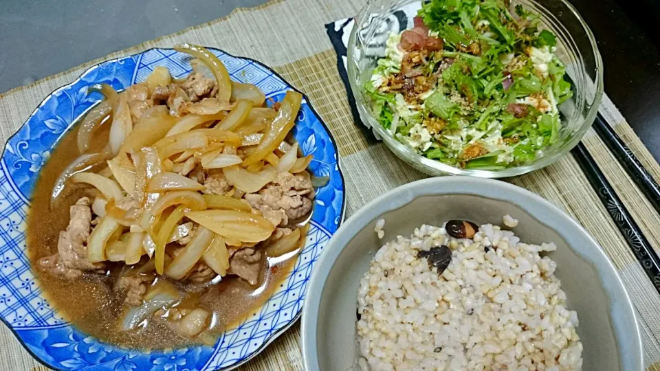 Snapdishの料理写真:豚肉と玉ねぎの炒め＆豆腐と水菜のサラダ|まぐろさん