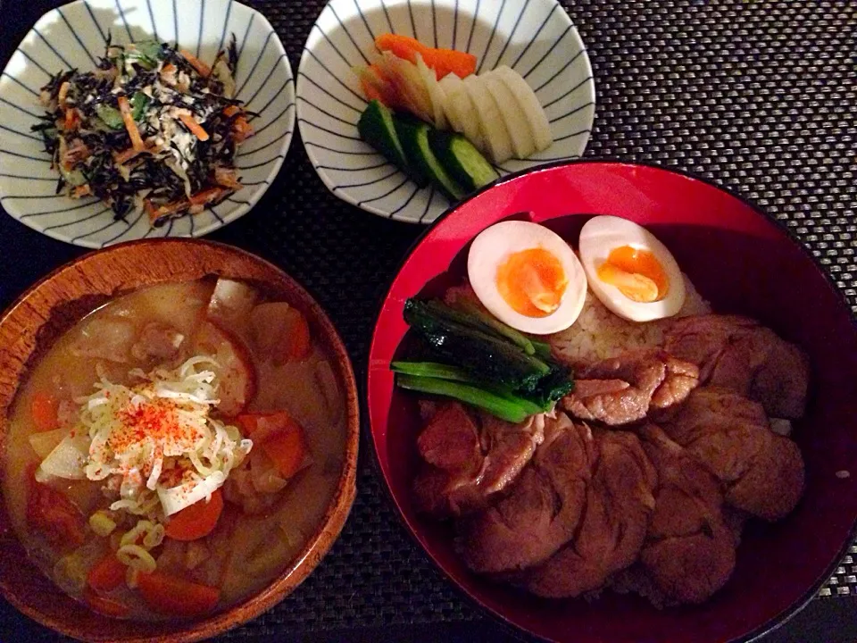 焼豚丼、豚汁、ひじきとシーチキンのサラダ、浅漬け|ayumiさん