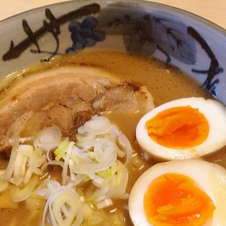 ラーメンが食べたくなったので、ラーメン横綱買ってきました。チャーシューと煮玉子だけ作りました。|cottaさん