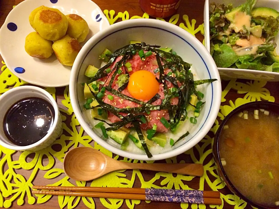 ネギトロ月見丼 なめこ汁 スイートポテト風団子 サラダ|haseseさん