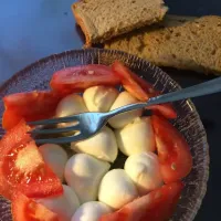 Snapdishの料理写真:Homegrown tomatoes with mini buffalo mozzarella and whole wheat bread|Alexさん