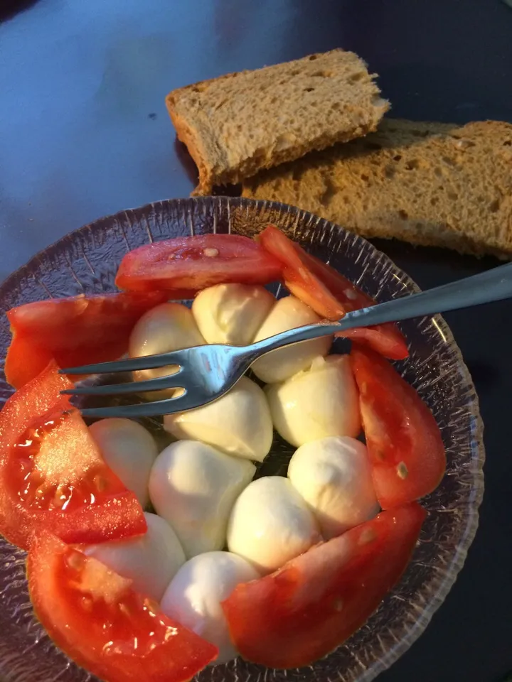 Homegrown tomatoes with mini buffalo mozzarella and whole wheat bread|Alexさん