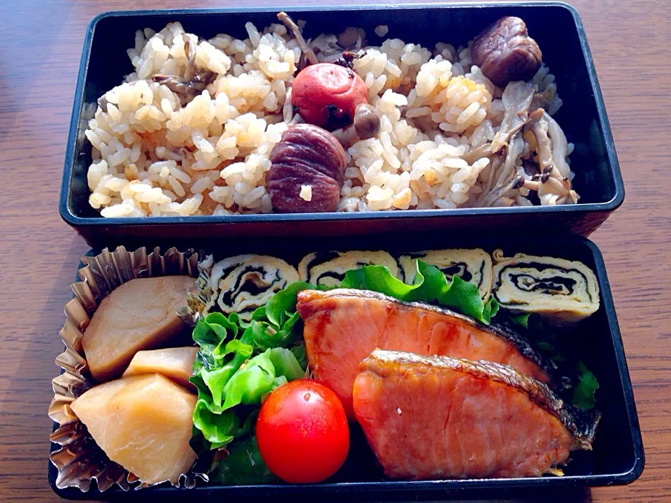 Snapdishの料理写真:焼き鮭とキノコごはん弁当(*^^*)|sachiさん