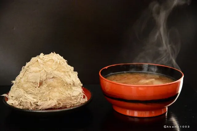 おぼろ昆布をまとったおにぎりとお味噌汁。
おっきなおにぎりにおぼろ昆布着せたら特大になっちゃった！|akemi🐝さん