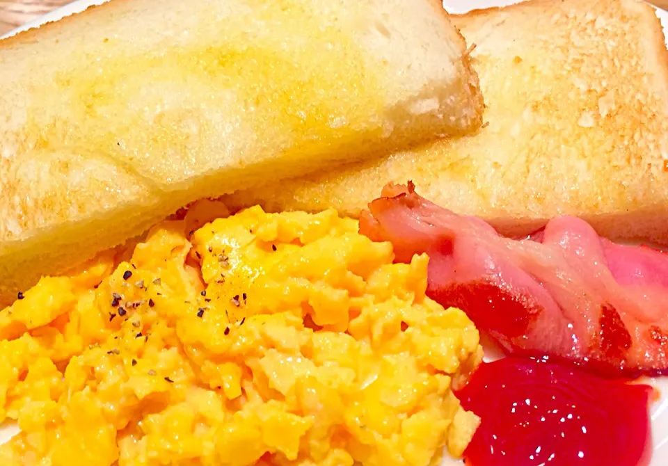 Toast bread with Bacon & scrambled egg|Liezlさん