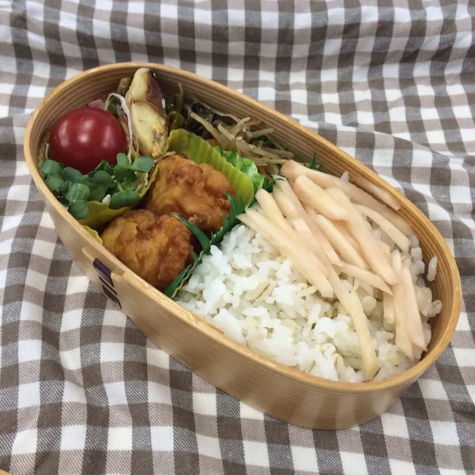 Snapdishの料理写真:弁当（唐揚げ、鯖塩焼き、きんぴら、じゃこと獅子唐の炒め煮、サラダ、新生姜甘酢漬け）|SasaMasa213さん