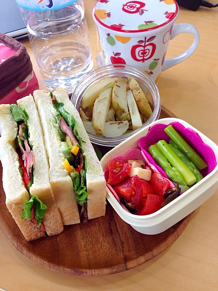 Black pepper corn roast beef sandwich, rosemary potatoes, cherry tomato cheddar and basil salad and asparagus salad|Kumigarさん