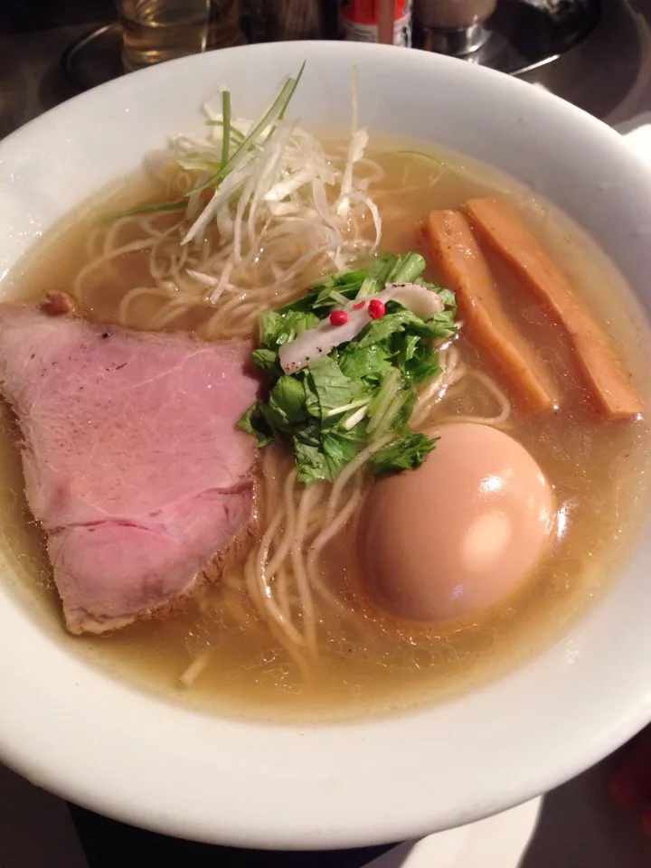 幡ヶ谷 不如帰の塩ラーメン。ハマグリだしのスープと最高級のラードで甘みすら感じる上品かつ食べ応えある塩ラーメン。最高にうまかった！|MORiさん