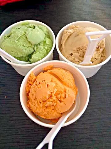 Snapdishの料理写真:Drinks flavoured ice cream!!
Brown=Coffee
Orange=Milk Tea
Green=Green Tea|KaikoKazashiさん