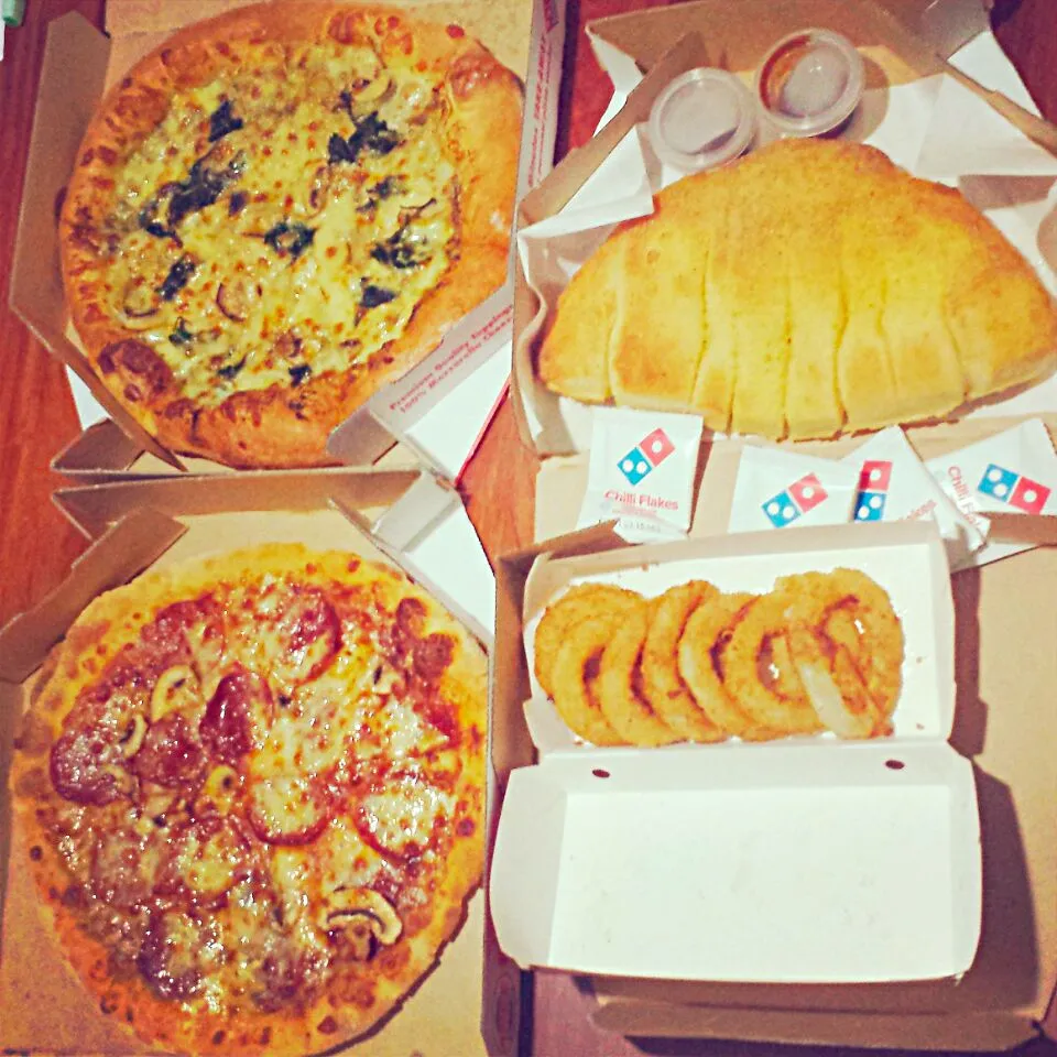 Pizza from Dominos: 
Spinach Cheezy Pizza
Pepperoni Mushroom Pizza
Onion Rings and Garlic Bread|KaikoKazashiさん