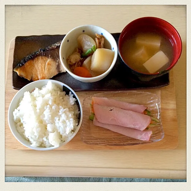 白米☆大根とベビー帆立の煮物☆鰤の塩焼き☆野菜のハム巻き☆わかめと豆腐のお味噌汁(•⚗ั౪⚗ั•)|とまこ(*^o^*)さん