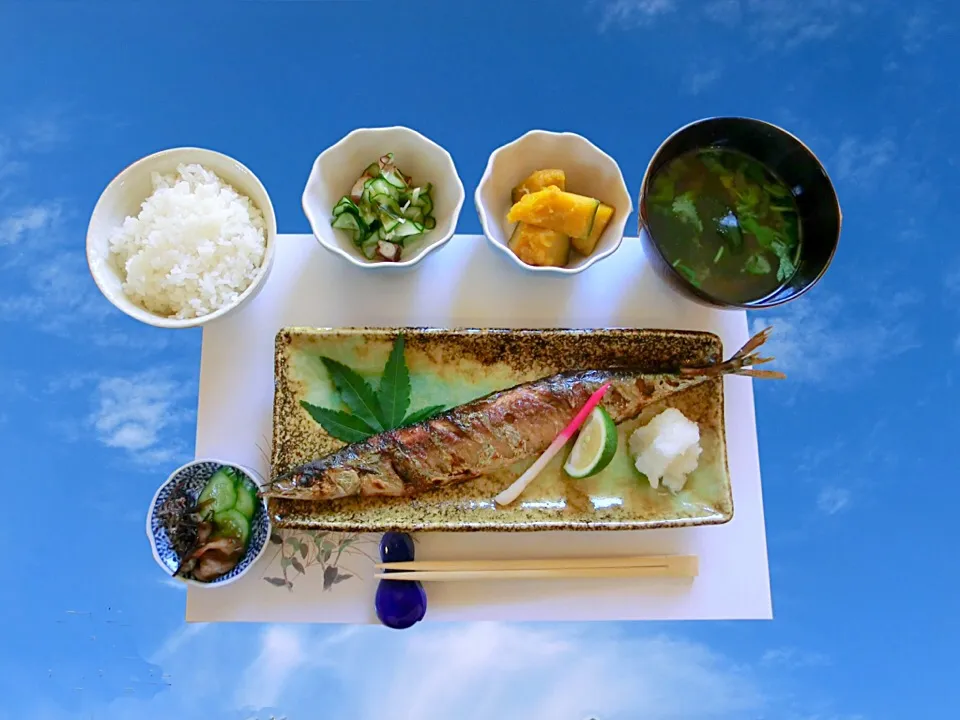 生まれて初めての居酒屋のランチ2  サンマ  バックに秋空|Hiroshi  Kimuraさん