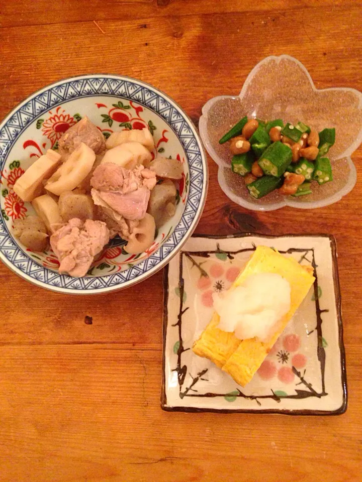 Snapdishの料理写真:鶏、レンコン、蒟蒻の煮物  納豆オクラ  だし巻き玉子|カオリンさん