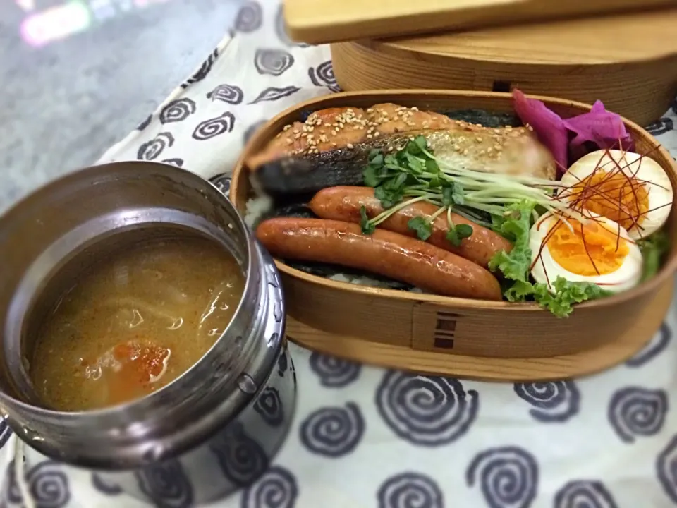 豚汁。鮭の西京焼きのっけのり弁|Hajime Oomuraさん