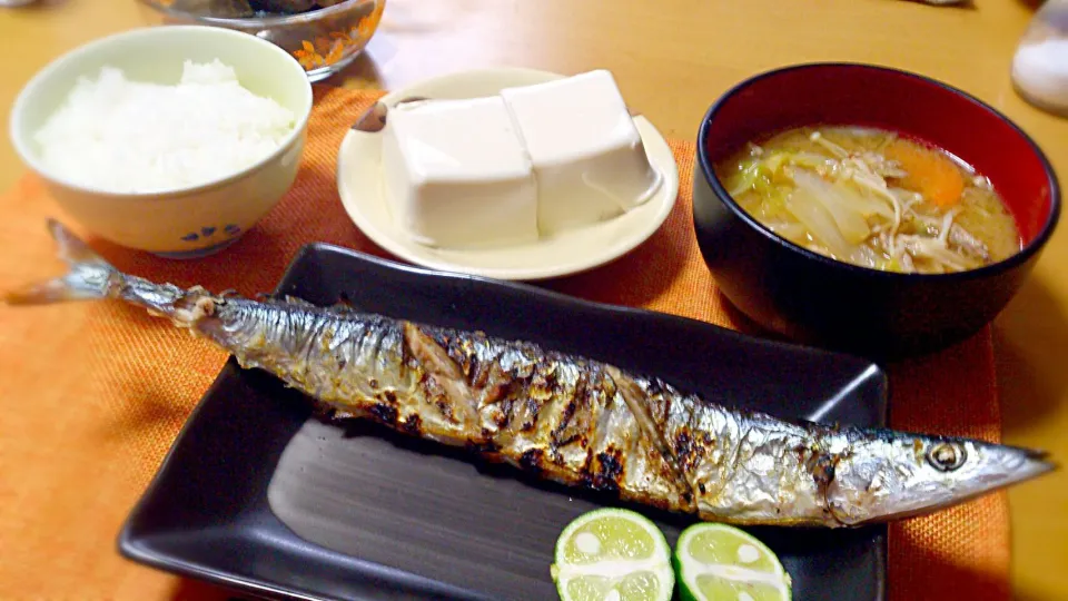 Snapdishの料理写真:さんまの塩焼き、豚汁、冷奴、ご飯|おれおさん