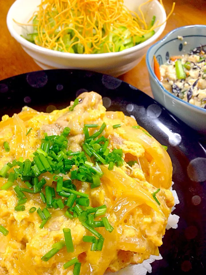 豚肉入りたまご丼〜パリパリサラダと炒り豆腐〜|ちなみんさん