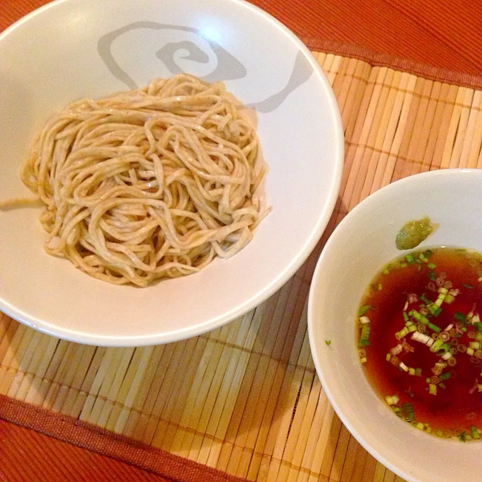 蕎麦ではありません。全粒粉入り中華麺を作ったものの、イマイチコシが弱かったので、冷水で締めてザル中華f^_^;|黒澤 真生さん