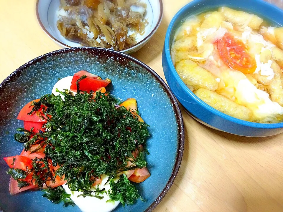 あり合わせの夕食。ケンちゃん豆腐にトマトと磯のりのせ、トマトと揚げと卵の味噌汁、牛すじとごぼうの煮物。|たまこっこさん