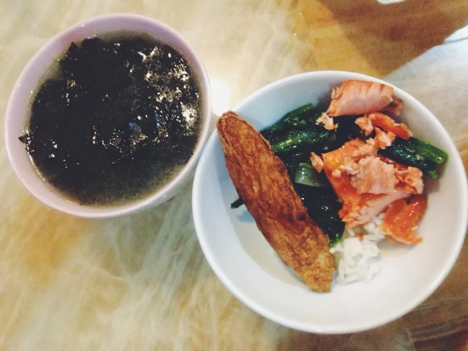 Seaweed soup, rice, baked salmon, fish cake, veggies 😆|Elinaさん