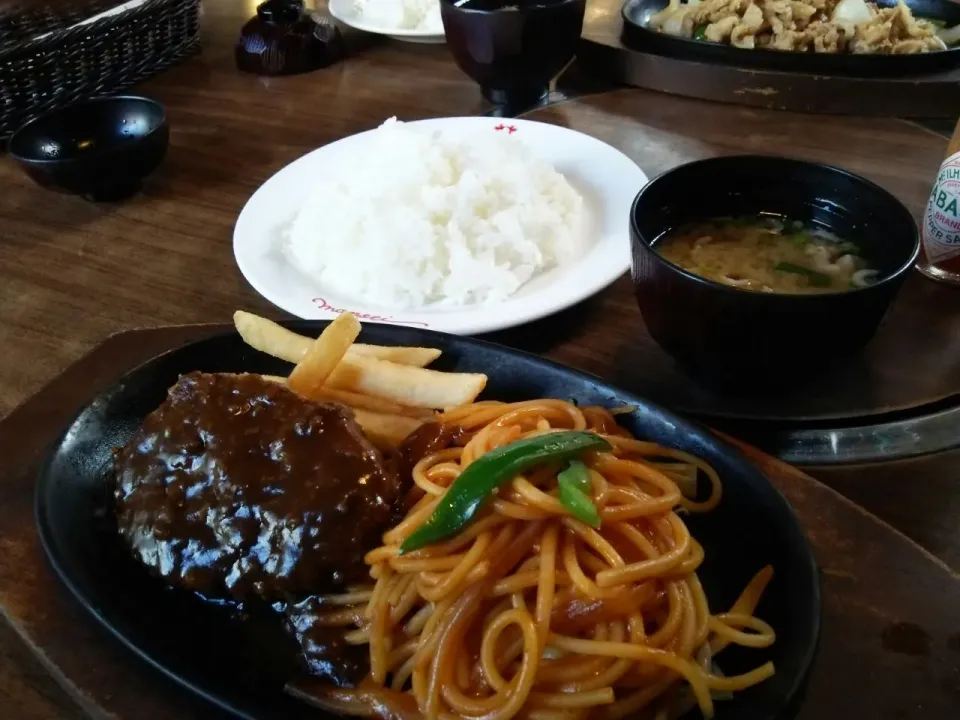 肉の万世のハンバーグ&ナポリタンランチ、990円。|東京ライオンズさん