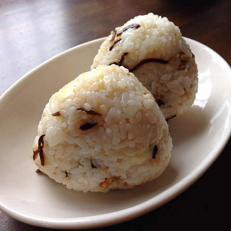 くるみと塩昆布とチーズむすび|まっきーさん