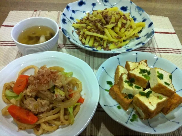 焼肉たれ焼うどん・厚揚げ炒めポン酢かけ・ひき肉ジャガイモのガーリック炒め・しめじピーマンのスープ〜9日晩ご飯|まーままさん