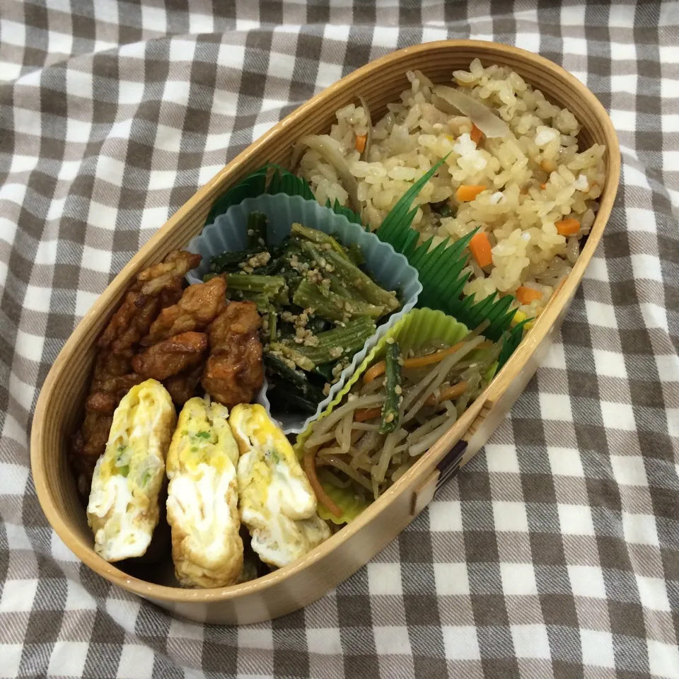 Snapdishの料理写真:弁当（炊き込みご飯、玉子焼き、野菜天、ほうれん草ゴマ和え、きんぴら）|SasaMasa213さん