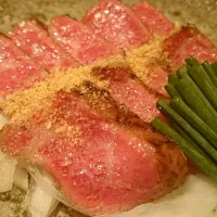 炙り牛ロースはウマイね󾬆
酢醤油もいいけど、醤油にニンニク
を入れた方が旨かった❗＼(^o^)／|Akira Satouさん